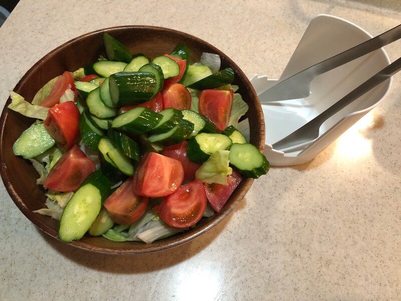 セリアの「クッキングスタンド」にトングを立てれば衛生的