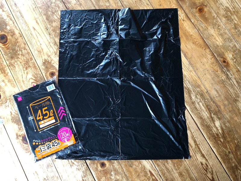 ダイソーの「ペール用45L 黒」の材質はポリエチレンで、サイズは65×80cm、厚みは0.013mm