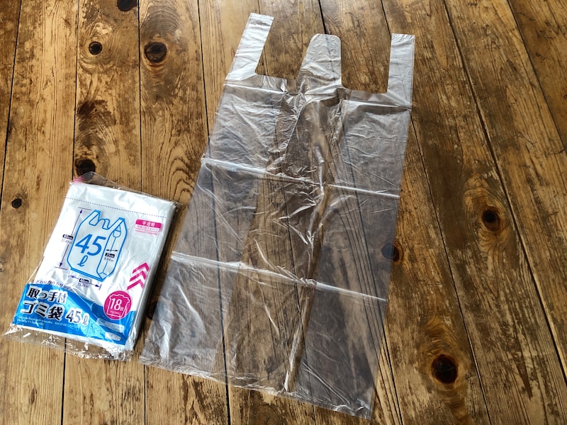 ダイソーの「取っ手付　ゴミ袋 45L」のサイズは65（マチを含む）×80cm、厚みは0.015mm。透け感もある