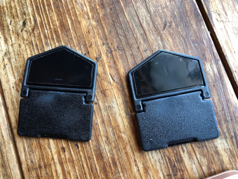 別になっているシールをつけて、パソコンの下の部分に貼り付ける