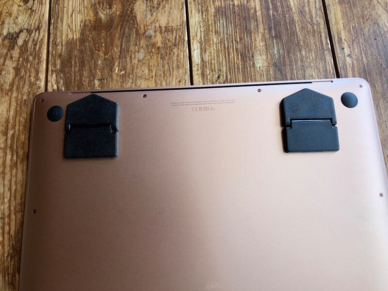 ノートパソコンを使わない時には、「ノートパソコンスタンド 2P」を平らにしておこう