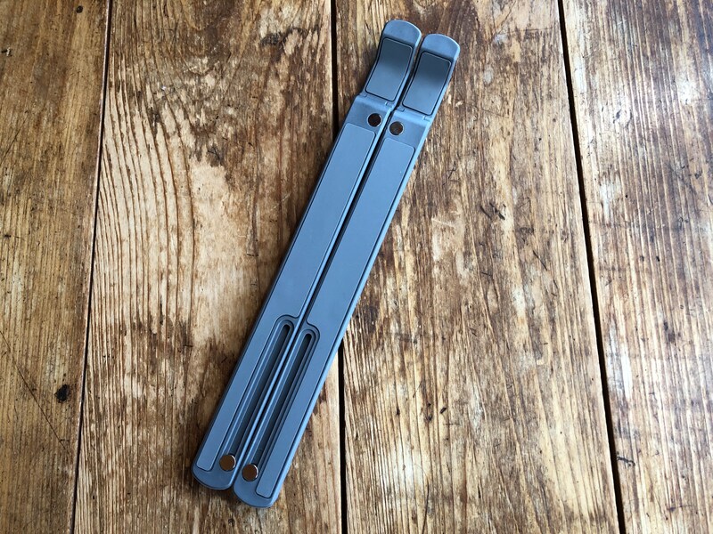 ダイソーの「折りたたみ式PC・タブレットスタンド」を使用しない時にはコンパクトに折りたためる