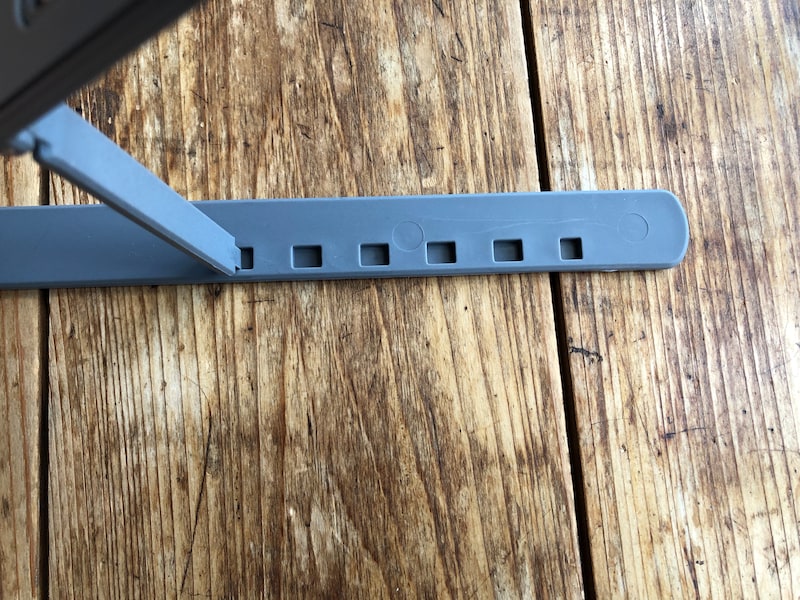 ダイソーの「折りたたみ式PC・タブレットスタンド」は6段階で角度の調整ができる