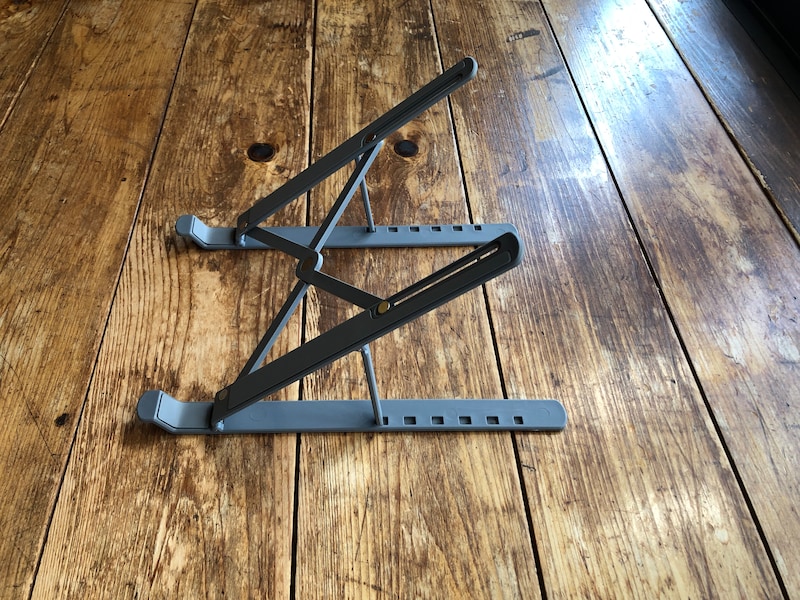 ダイソーの「折りたたみ式PC・タブレットスタンド」の角度をいちばん大きくした場合