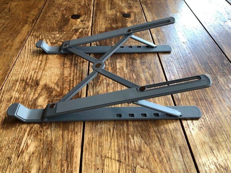 ダイソーの「折りたたみ式PC・タブレットスタンド」の角度をいちばん緩やかにした場合