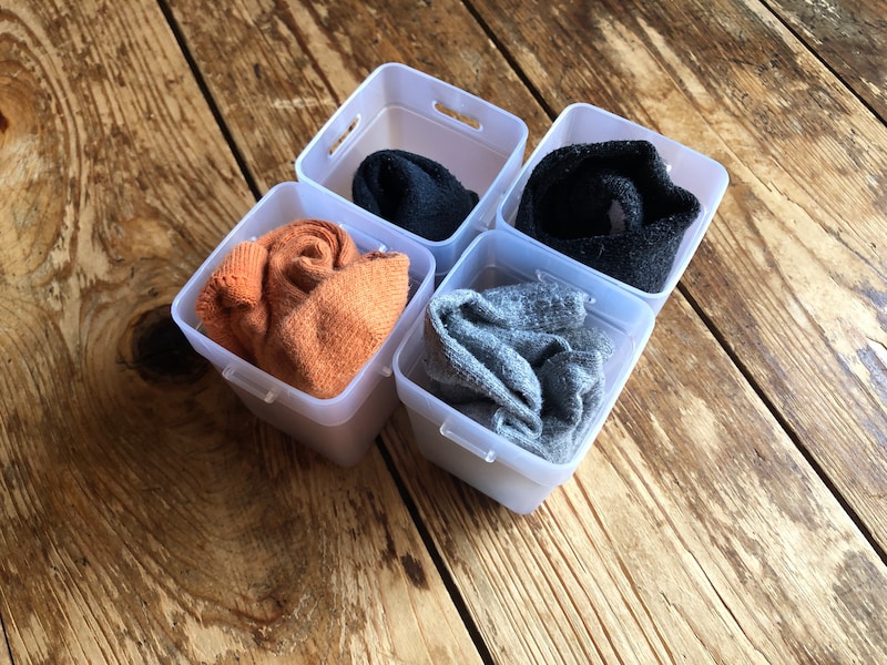 セリアの「くつした整理カップ S」は短めの靴下収納に最適