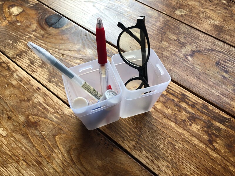 デスクの上にあるペンやメガネ入れにもなる