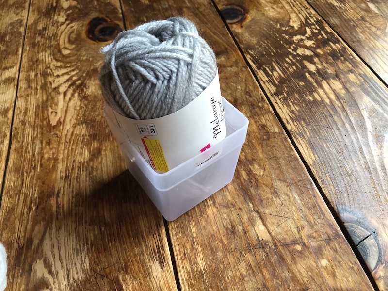 セリアの「くつした整理カップ L」に毛糸を入れておくのもおすすめ