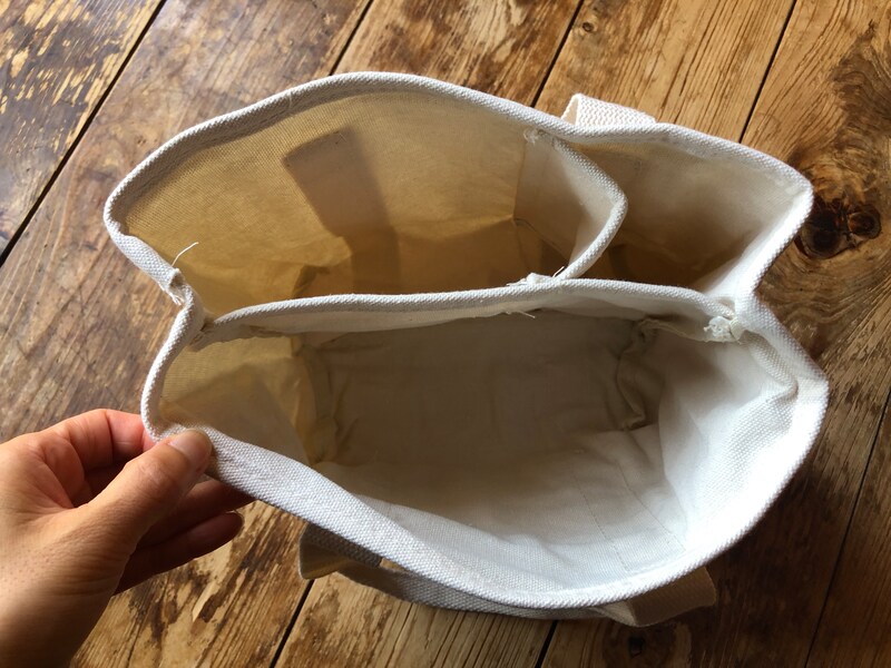 ダイソーの「トートバッグ」は大きく3つに仕切られている