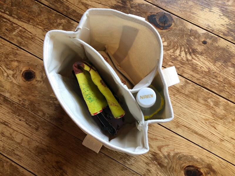 ダイソーの「トートバッグ」にお財布や化粧ポーチ、ペットボトル、ハンカチを入れている