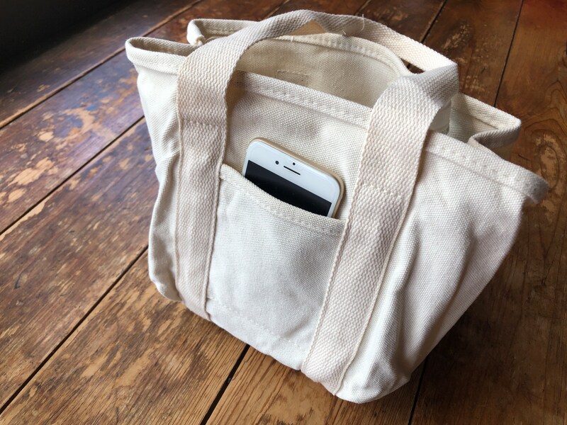 ダイソーの「トートバッグ」の外側のポケットにはスマホが入る