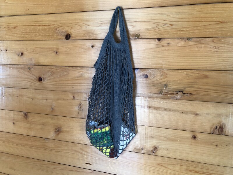 ダイソーの「メッシュトートバッグ」は中に荷物を入れると形が崩れてしまう