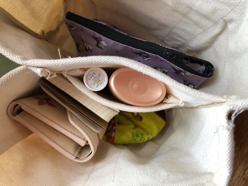 小さなポケットには、リップやハンドクリームなどを入れられる