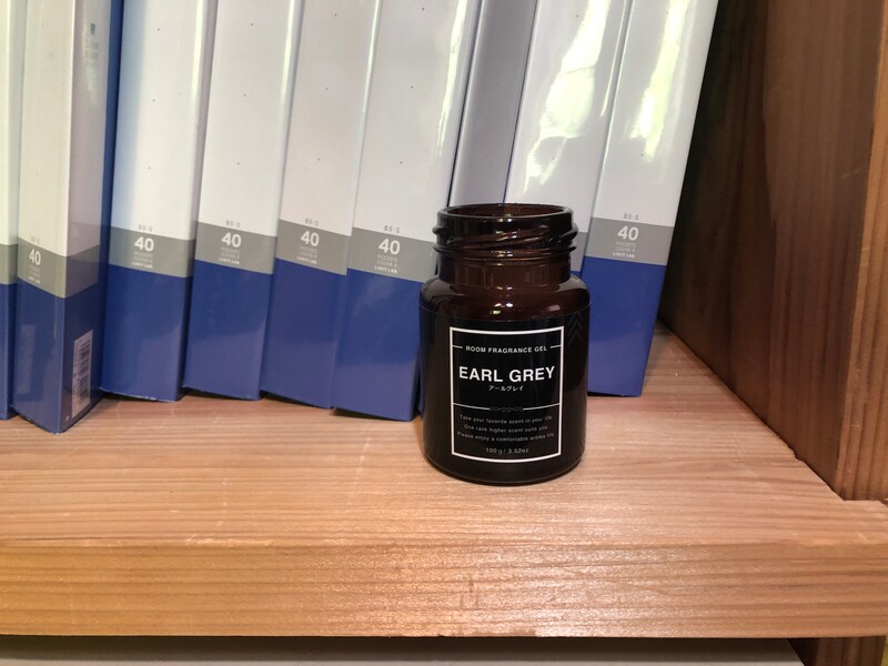 ダイソーの「ルームフレグランスジェル　アールグレイ」は本棚においても邪魔にならないサイズ