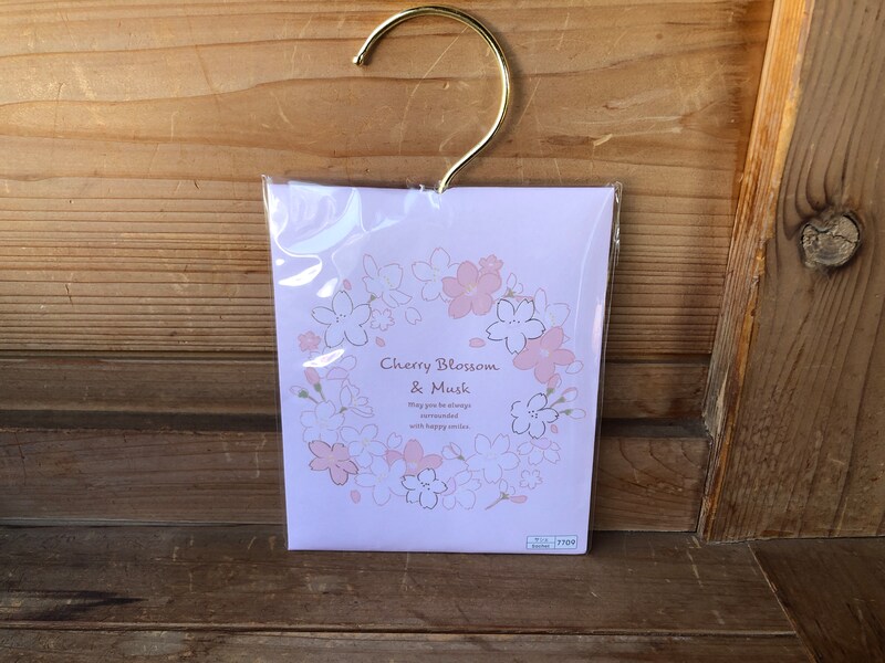 ダイソーの「フレグランスサシェ　さくら&ムスク」