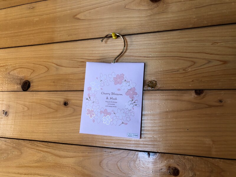 ダイソーの「フレグランスサシェ　さくら&ムスク」は壁にかけることもできる