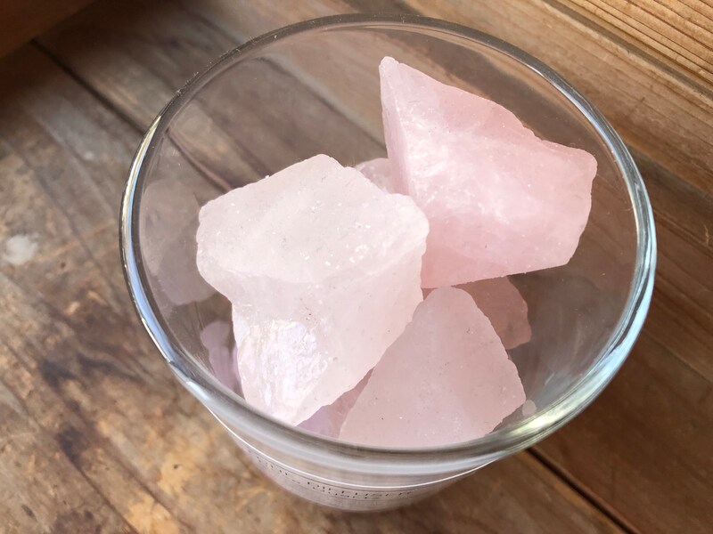 ダイソーの「ストーンディフューザー（ローズクォーツ）」は優しい色合い