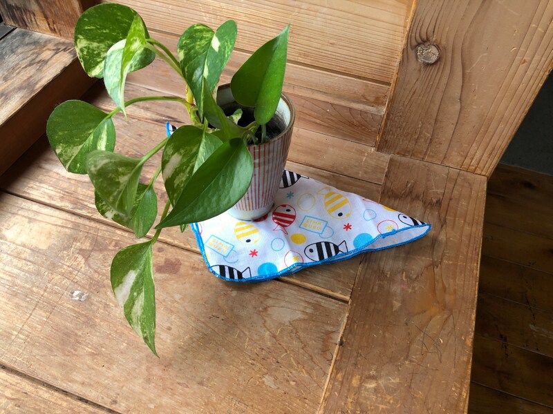 「しましまぐるぐる」グッズ「ガーゼハンカチ」を花瓶の下に敷いてみた