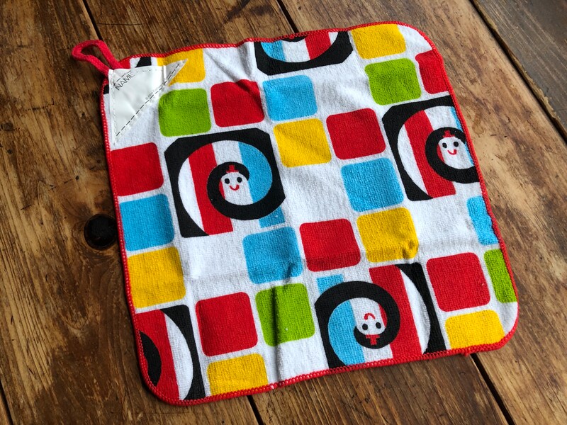 色鮮やかなデザインのダイソーの「しましまぐるぐる」グッズ「ループタオル」