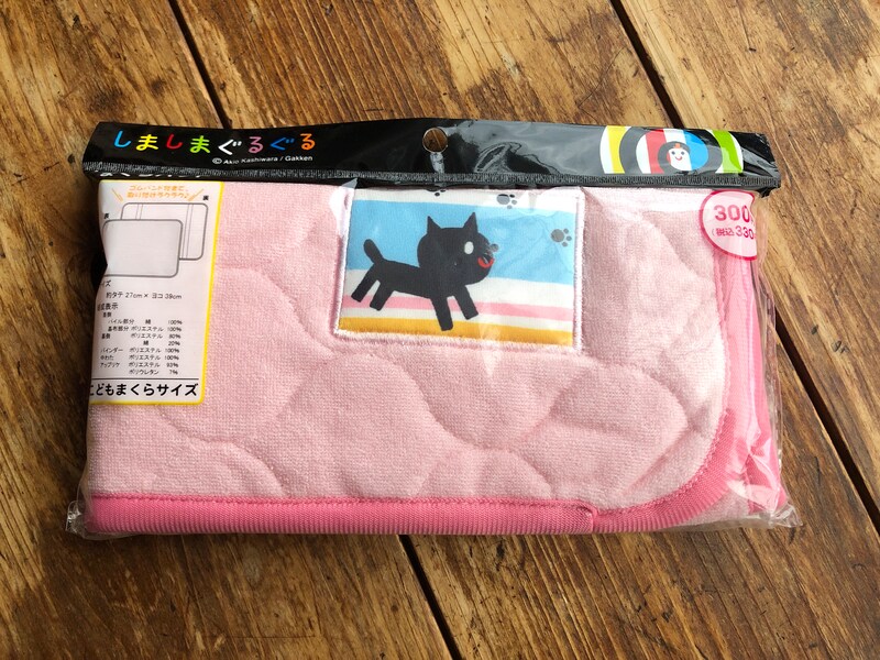 ダイソーの「しましまぐるぐる」グッズ「まくらパッド」