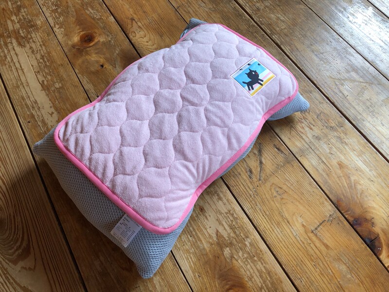 ダイソーの「しましまぐるぐる」グッズ「まくらパッド」は大人用のまくらでも使用できる