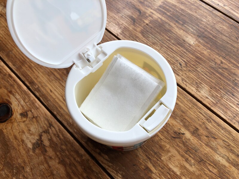 ダイソーの「しましまぐるぐる」グッズ「ワンタッチベビー小物ケース」にコットンを入れている