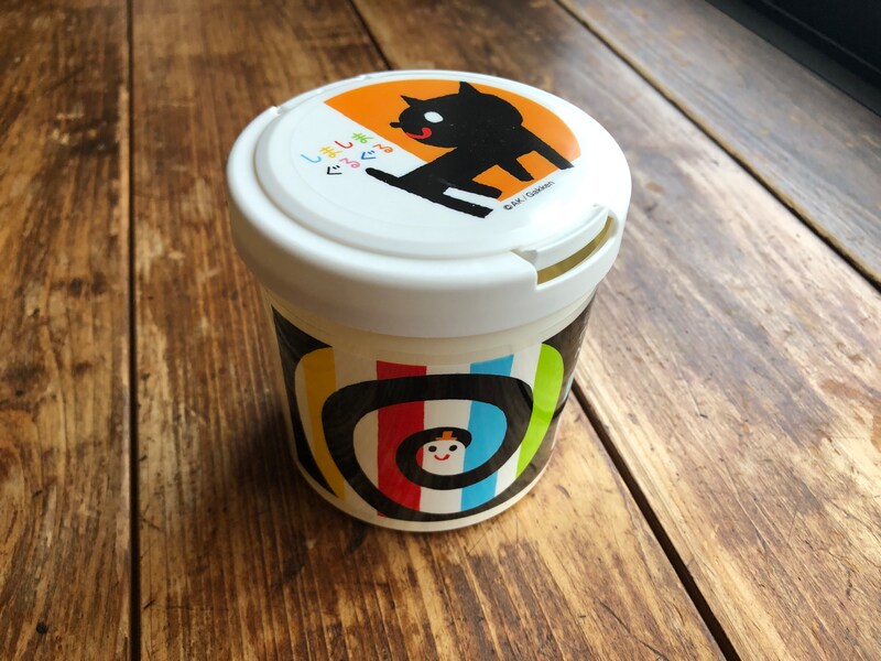 ダイソーの「しましまぐるぐる」グッズ「ワンタッチベビー小物ケース」