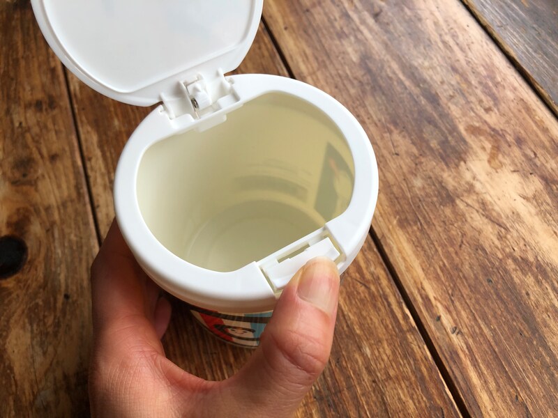 ダイソーの「しましまぐるぐる」グッズ「ワンタッチベビー小物ケース」はボタンを押すだけでふたが開く