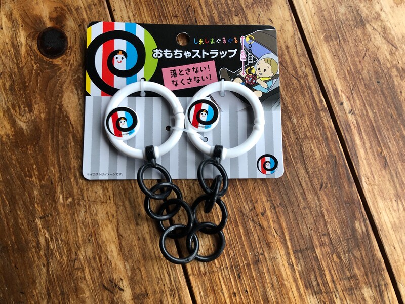 ダイソーの「しましまぐるぐる」グッズ「おもちゃストラップ」