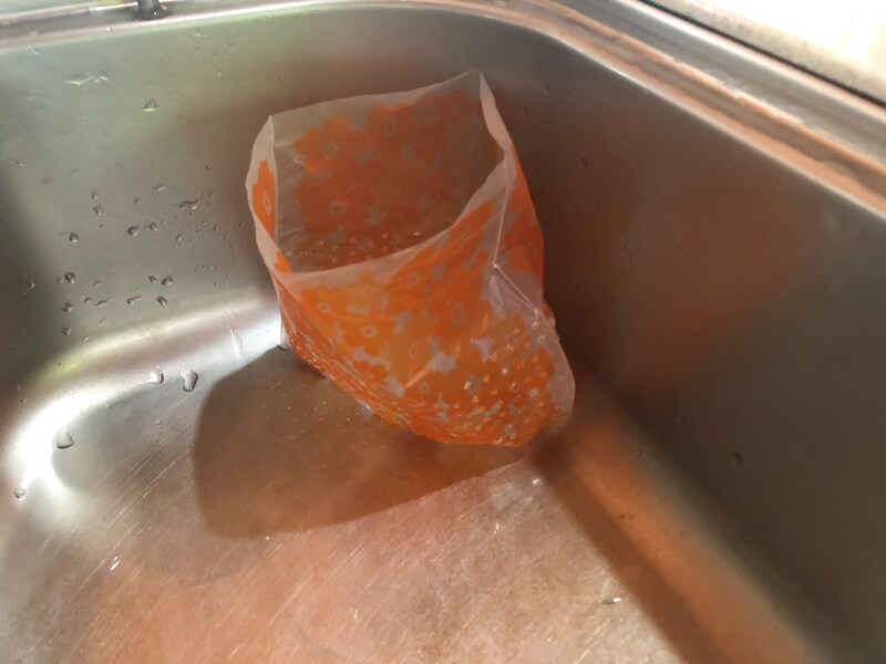 シンクが広くなくても、セリアの「水切りゴミ袋　Sサイズ」なら邪魔になりにくい