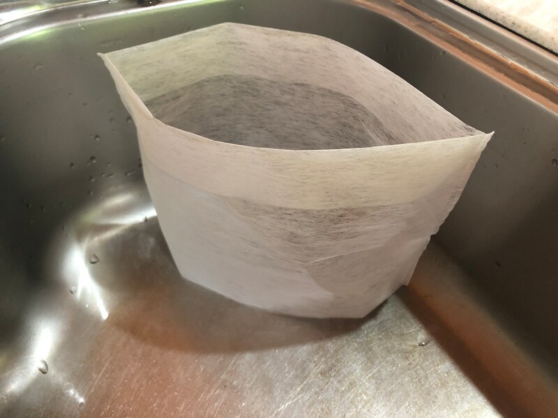 セリアの不織布タイプ「水切りゴミ袋」は細かいゴミもキャッチしてくれる