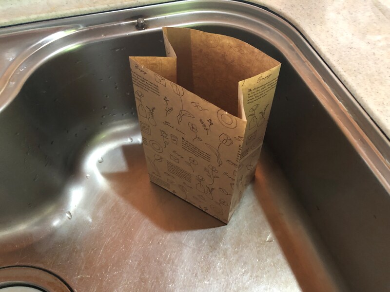 セリアの「水切りゴミ袋　アートフラワー柄」はシンクだけではなくテーブルの上でも使用できる