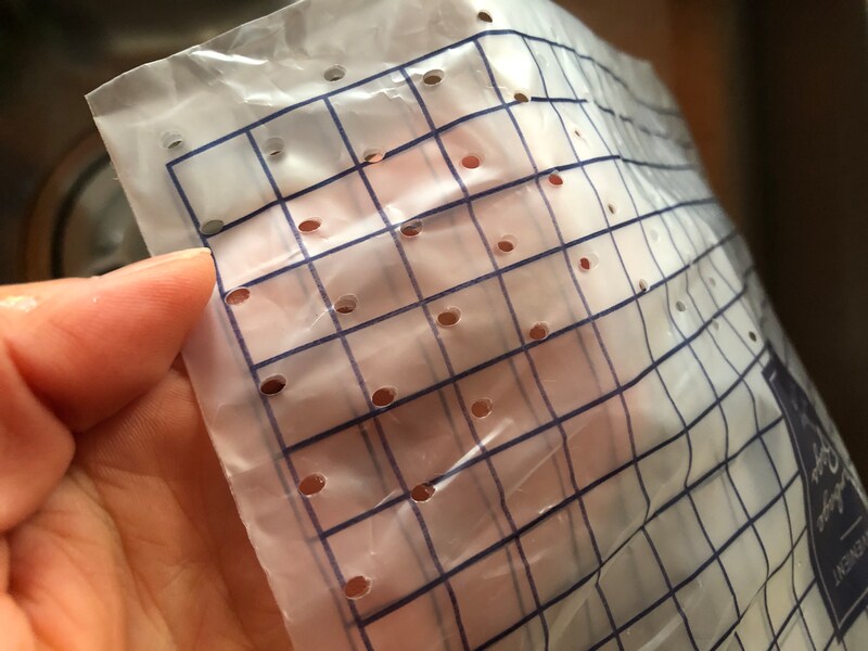 ダイソーの「水切りゴミ袋」は穴が大きめで水切れがよい