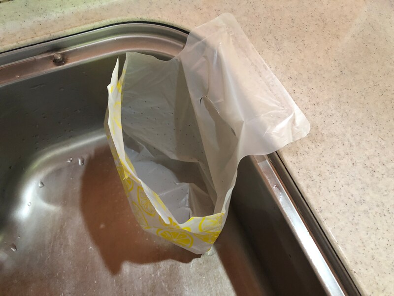 ダイソーの「シンクにペタッと穴あきゴミ袋」はシンクに貼り付けることができる
