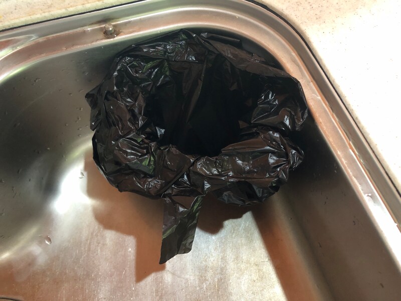 ダイソーの「シンクコーナー用　ダストホルダー」の口を開けている状態