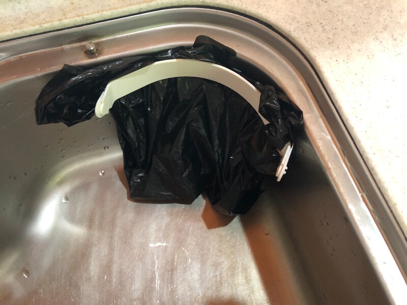 ダイソーの「シンクコーナー用　ダストホルダー」の口を閉じている状態