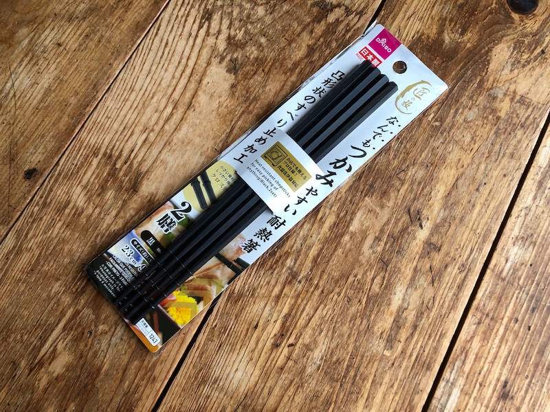 ダイソーの「なんでもつかみやすい耐熱箸」