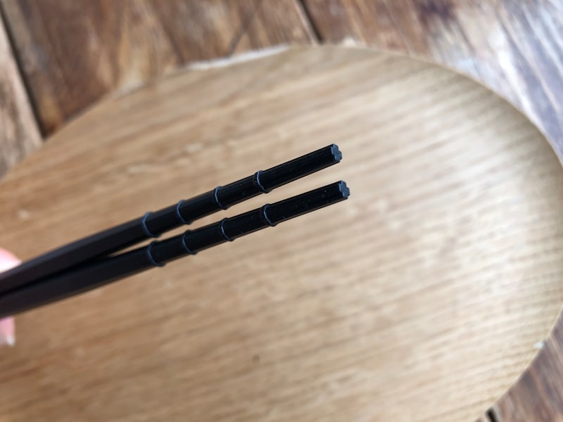 ダイソーの「なんでもつかみやすい耐熱箸」の先端はすべり止めだけではなく、十字になっている