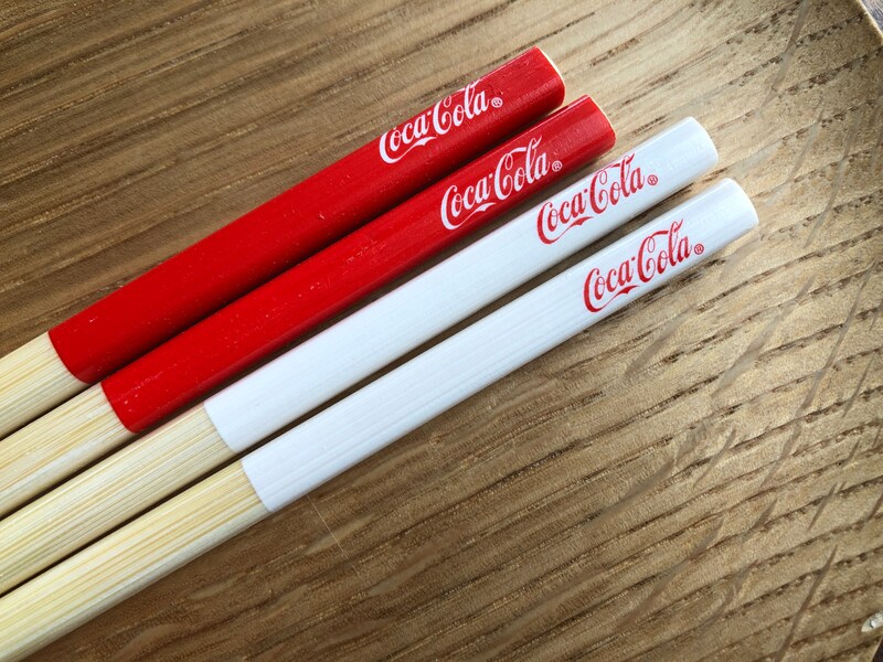 ダイソーの「箸（コカ・コーラ）」は赤と白の色合い