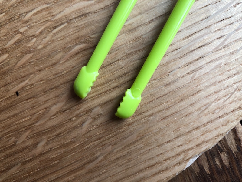 ダイソーの「トレーニング箸」は、箸の先端にも工夫あり