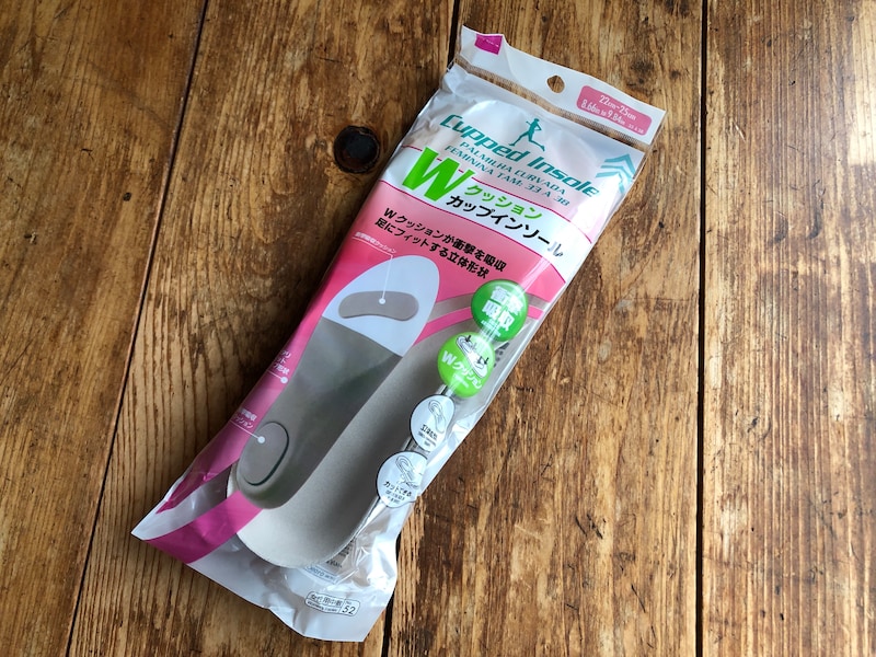 ダイソーの「Wクッションカップインソール」