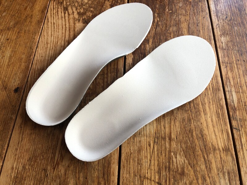 ダイソーの「Wクッションカップインソール」は足を包むような立体構造