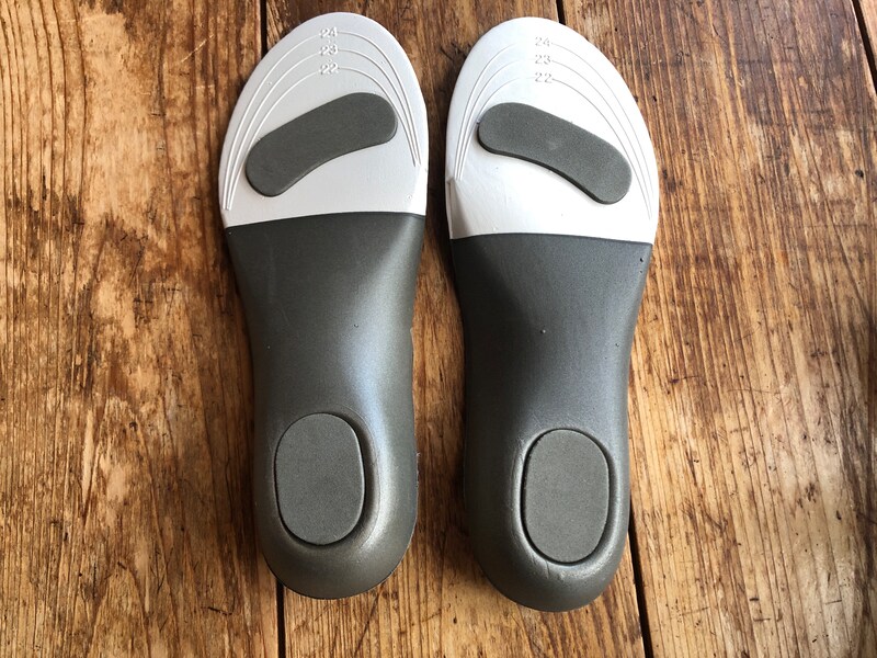 ダイソーの「Wクッションカップインソール」の底にはクッションが付いている