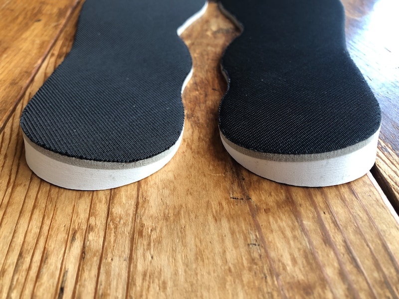 ダイソーの「O脚ケアプラスインソール」は外側のかかとに厚みがある