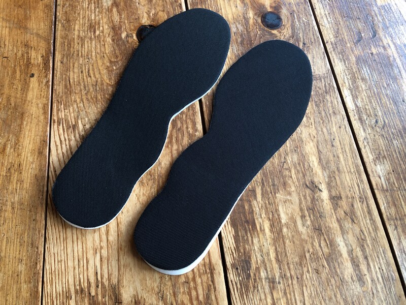ダイソーの「O脚ケアプラスインソール」は上から見ると普通の中敷き