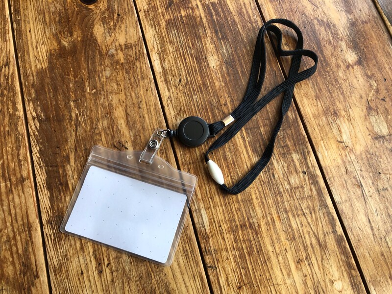 ダイソーの「ソフト名札　名刺サイズ　伸縮リール&ストラップ付き」は紐の長さの調整ができる