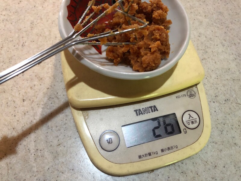 ダイソーの「味噌マドラー」で取り出した味噌は26gだった