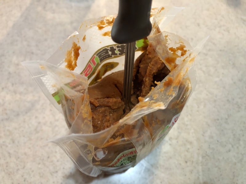 ダイソーの「味噌マドラー」を味噌の中に入れる