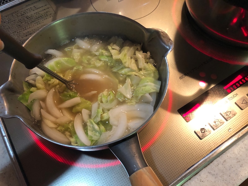 そのまま味噌マドラーを調理中の鍋に入れる