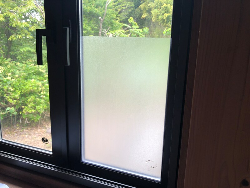 セリアの「窓用目隠しシート （柄なし） すりガラス風」を貼り付けてみる